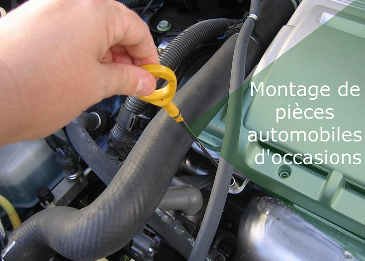 Main retirant une jauge d'huile jaune d'un moteur de voiture ; texte superposé 