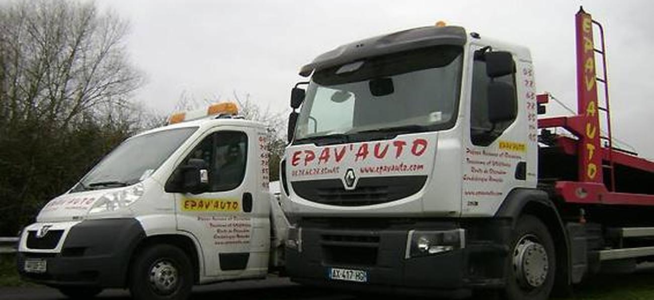 Deux dépanneuses blanches, l'une fourgonnette, l'autre plateau, portant la marque « EPAV AUTO ».