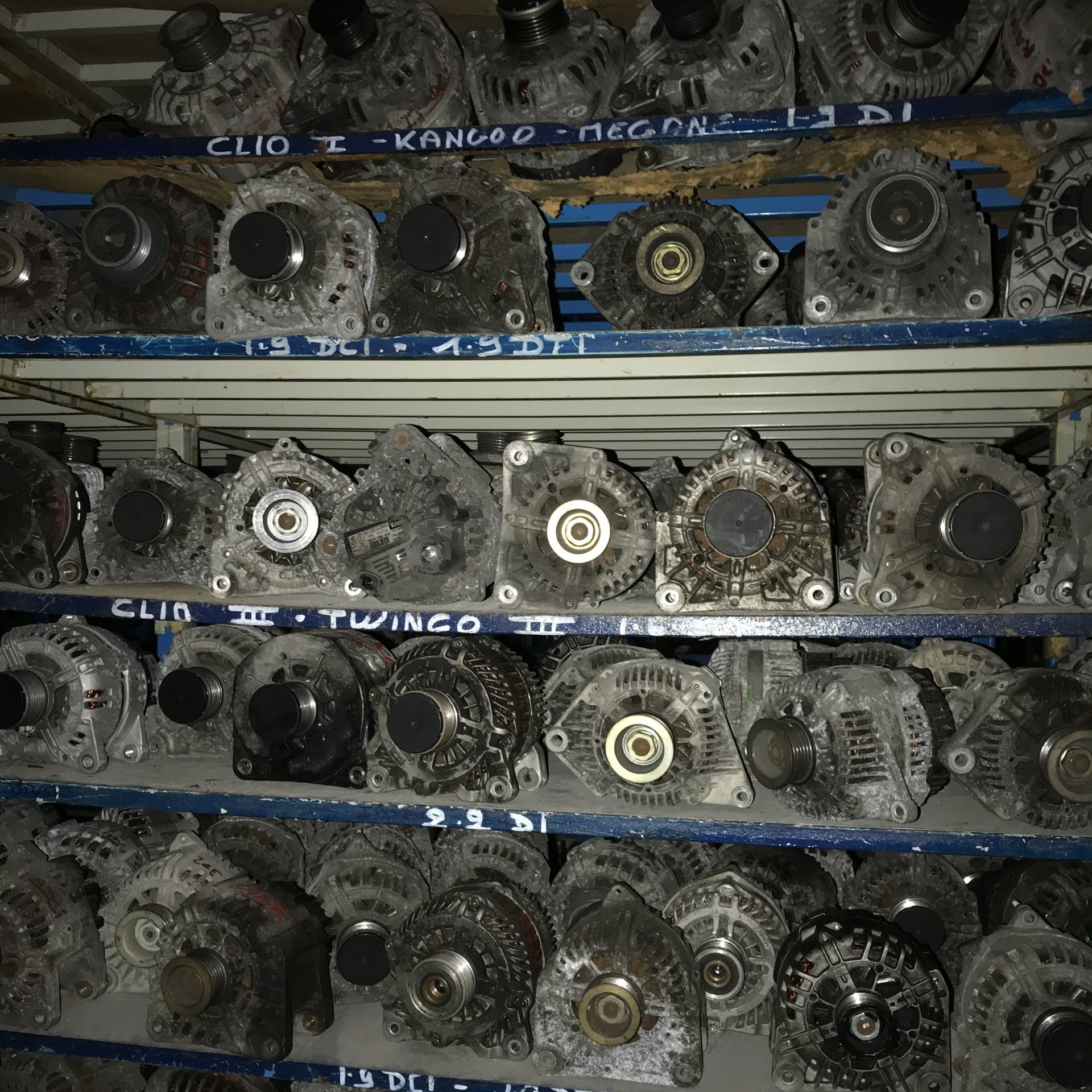 Des étagères remplies d'alternateurs de voitures d'occasion, provenant d'une casse.