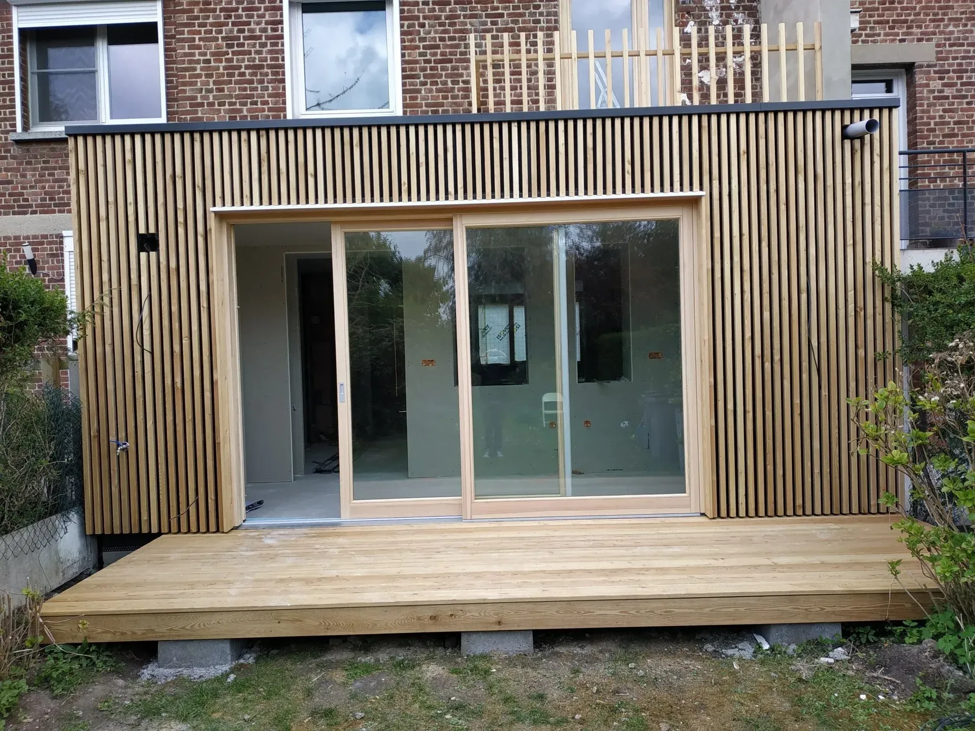 Lambris mur extérieur avec terrasse