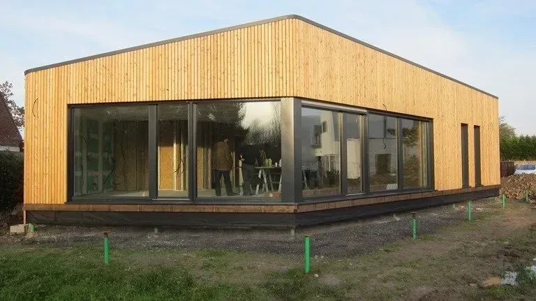 Maison avec lambris et baie vitrée