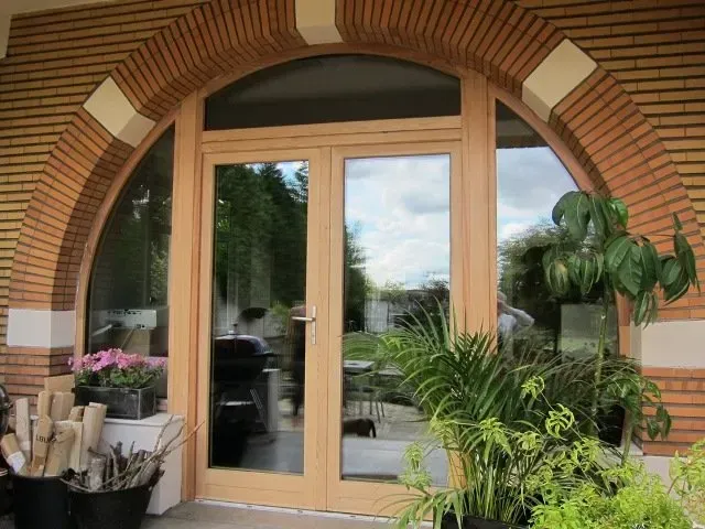 Fenêtre en bois sous voûte