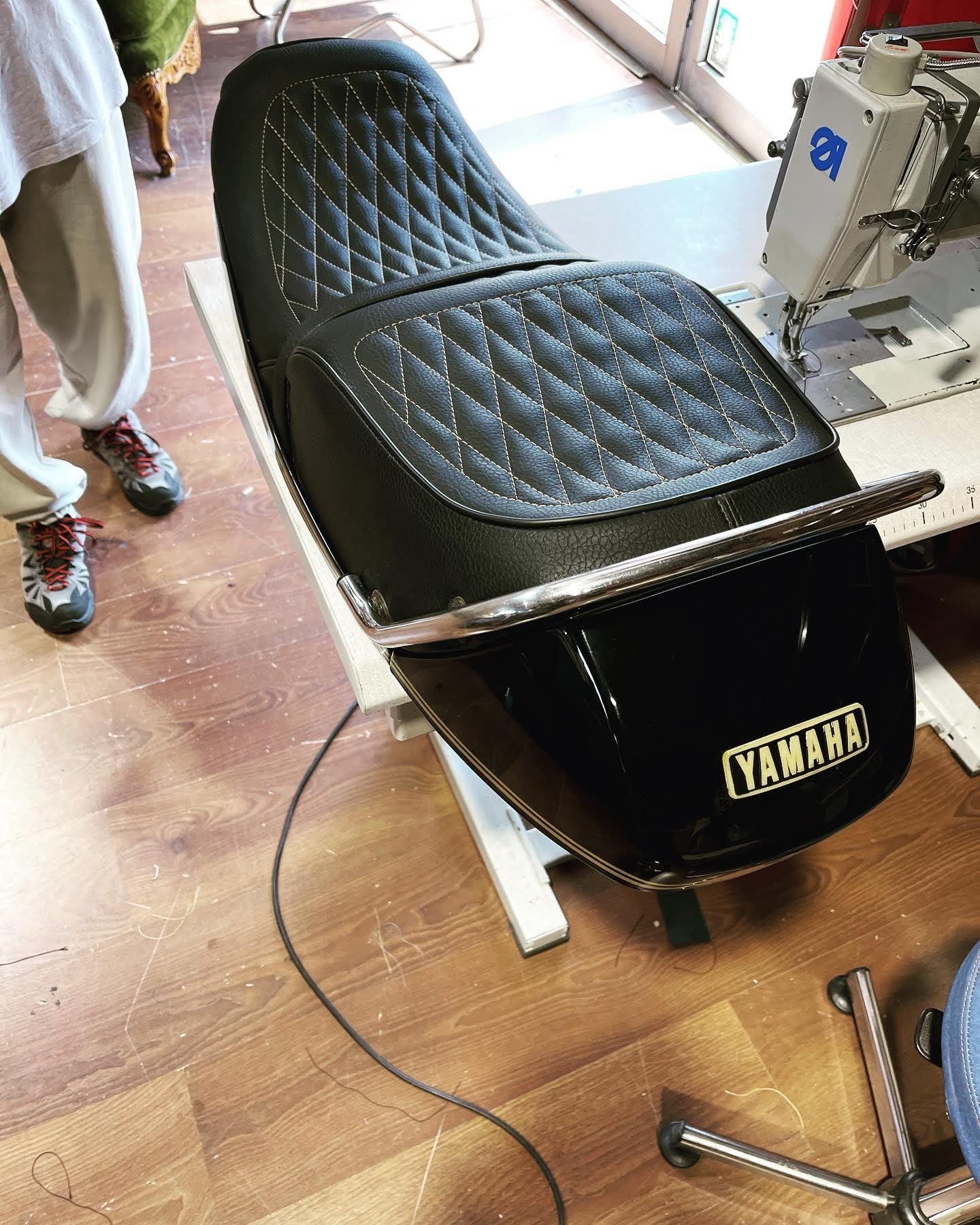 selle moto cuir brillant