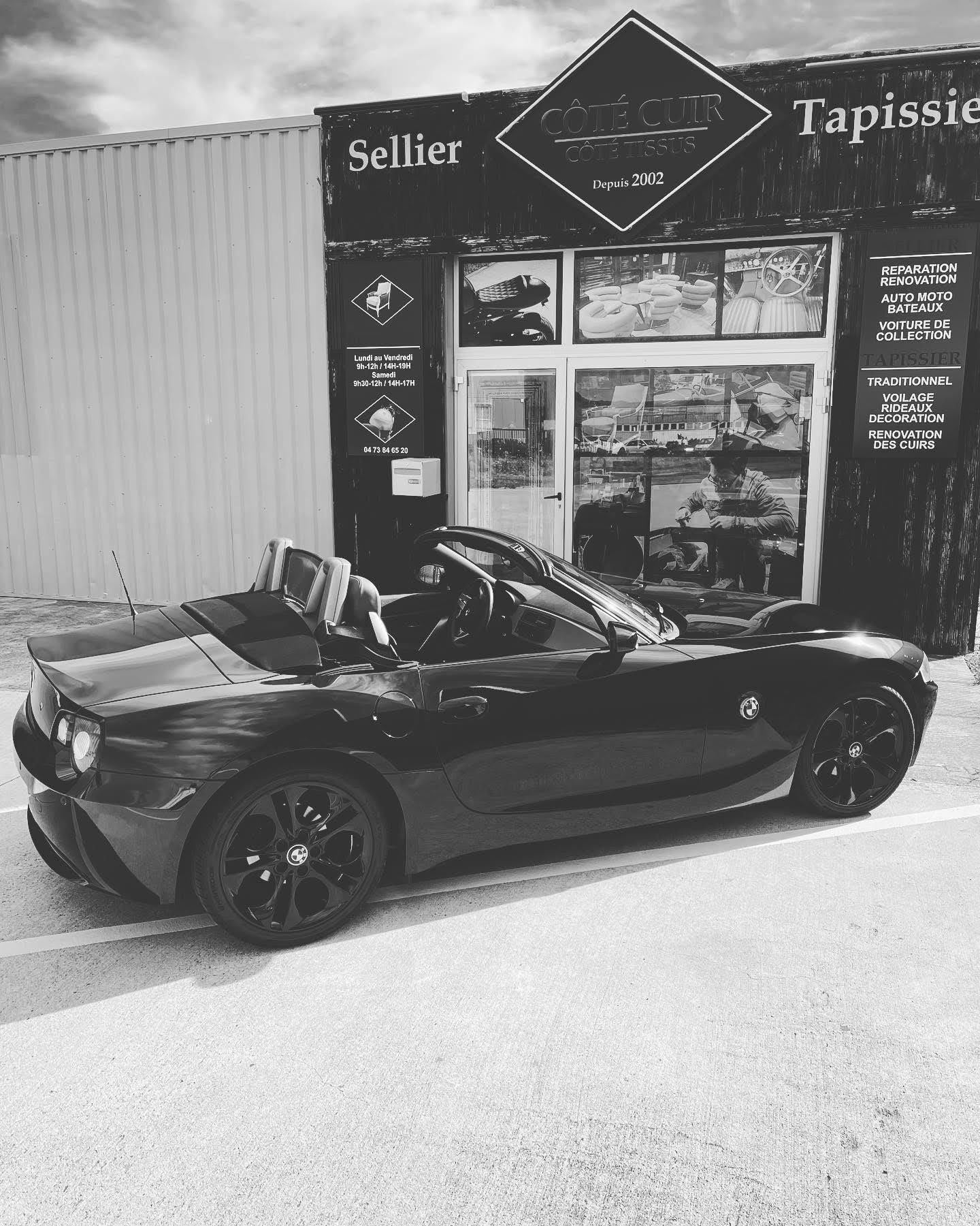 voiture de biais devant la vitrine