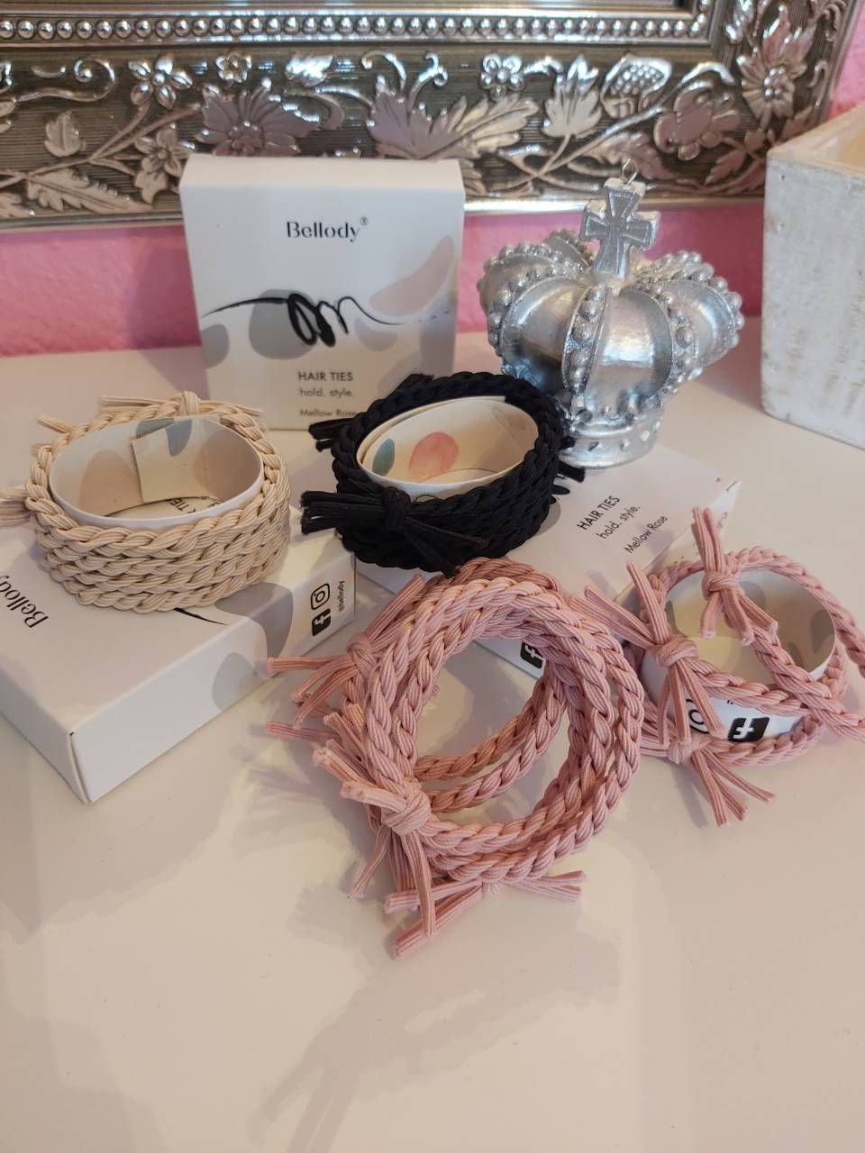 Ein Haufen Armbänder und eine Krone auf einem Tisch. BM Hair and Beauty