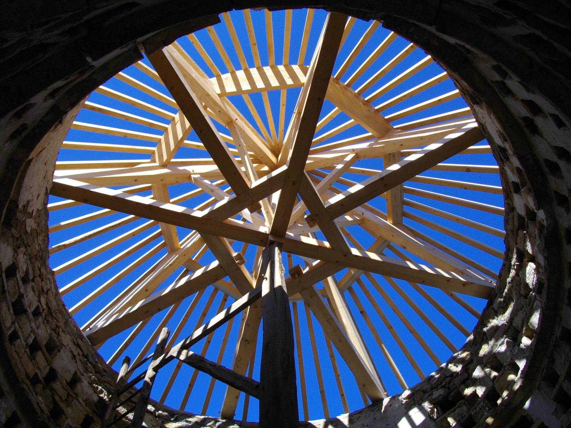 Charpente d'une tour en pointe