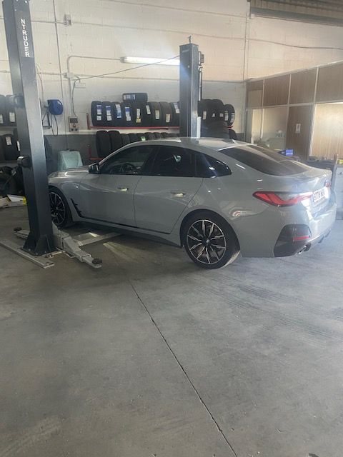 Un coche está estacionado en un elevador en un garaje.