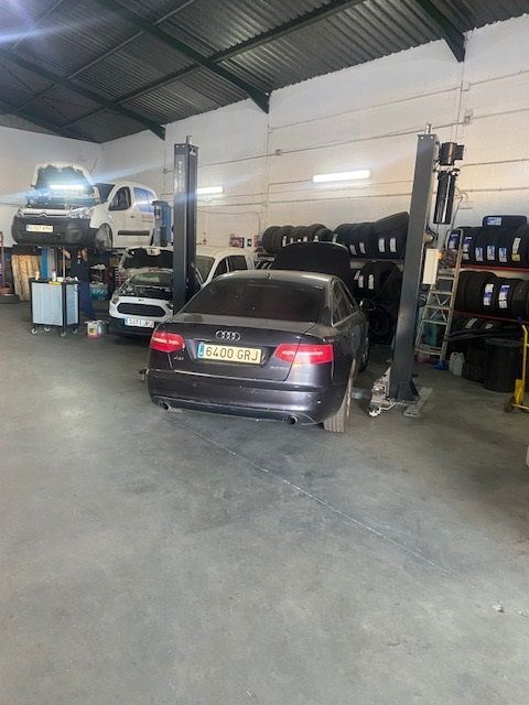 Un coche está estacionado en un elevador en un garaje.