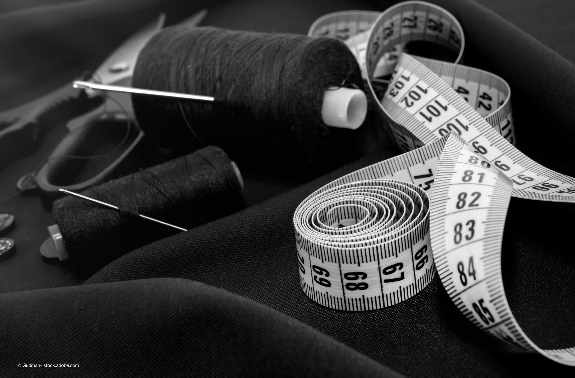 Nadel und Faden, Schere, Nähmaschine.