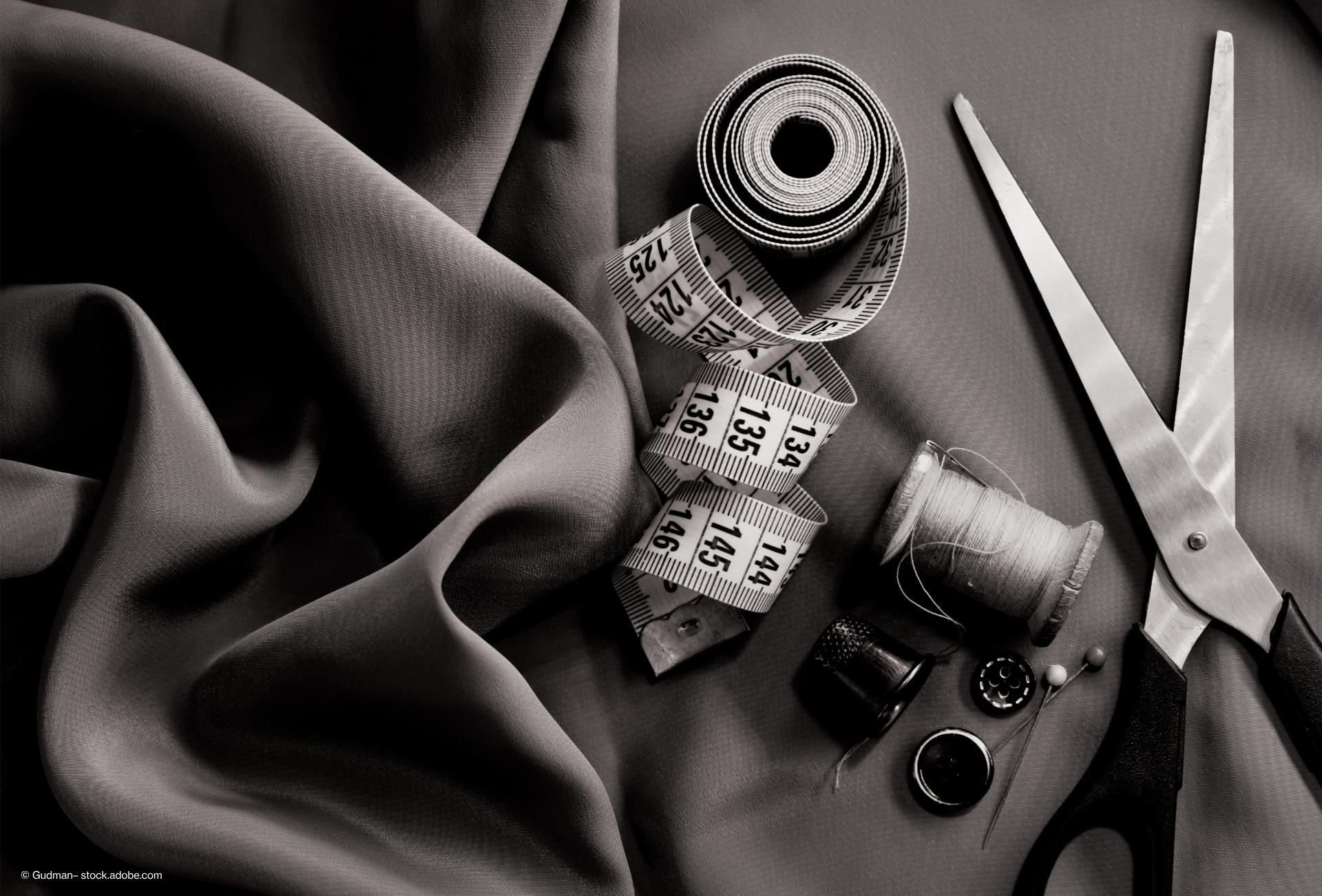 Nadel und Faden, Schere, Nähmaschine.