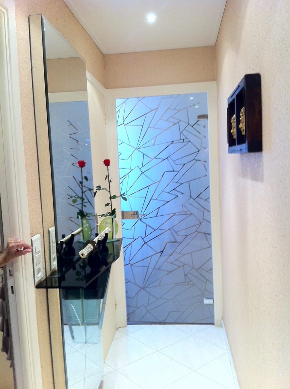 Porte d'entrée entièrement vitrée dans un couloir