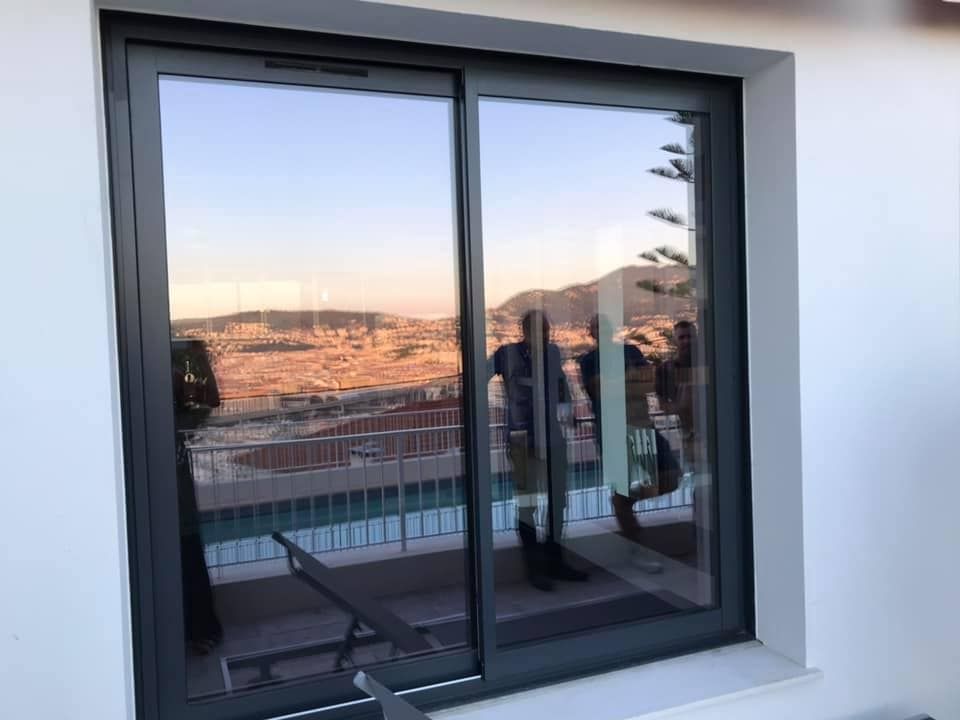 Reflet du port de Nice à travers une baie vitrée fermée