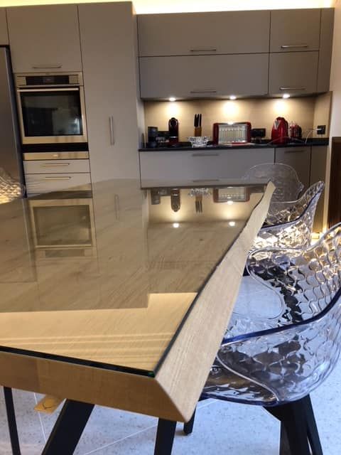 Plateau en miroir posé sur une table en bois