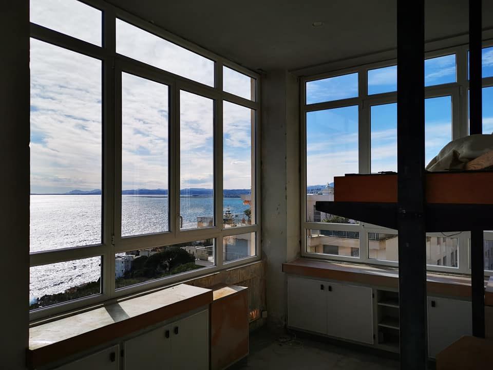Grandes fenêtres dans un angle de mur avec vue sur la mer