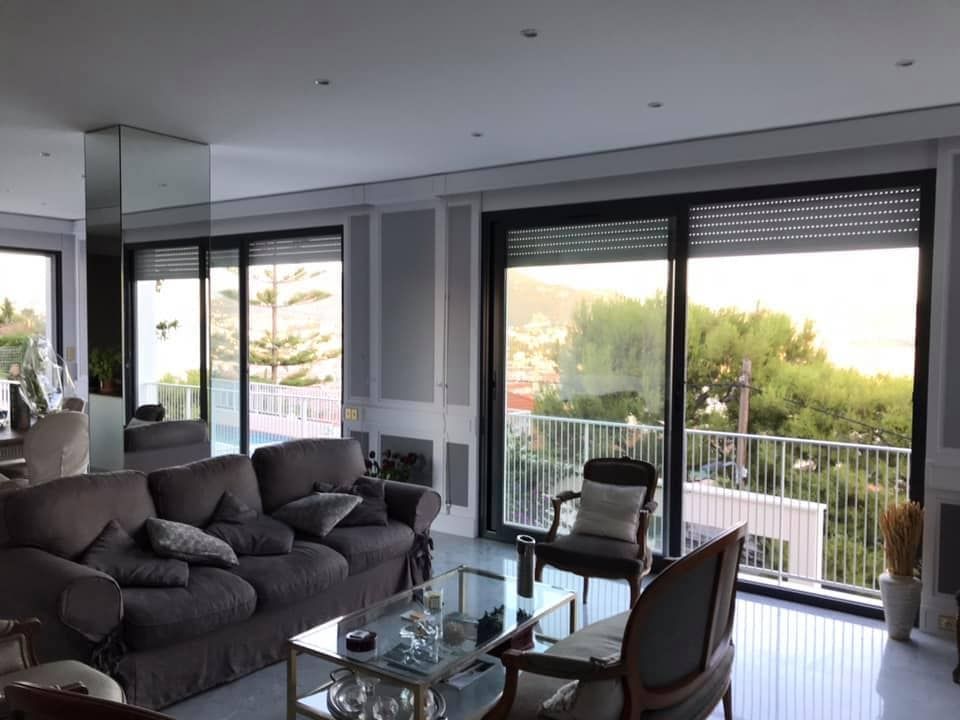 Deux baies vitrées d'un salon menant vers l'extérieur