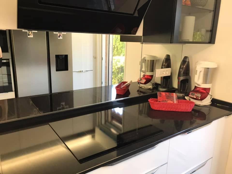 Miroir le long du plan de travail d'une cuisine