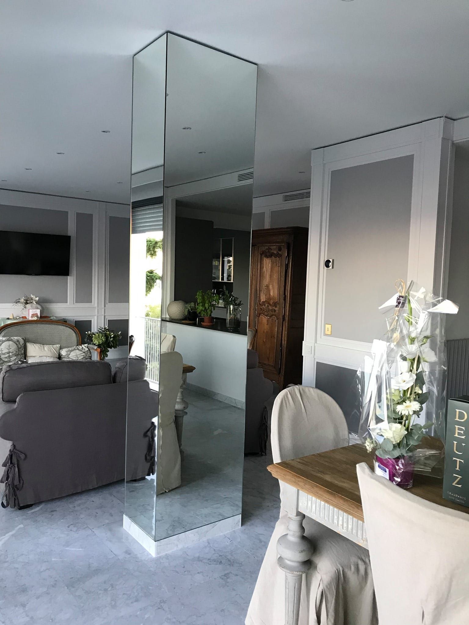 Poteau central d'un salon entièrement en miroir