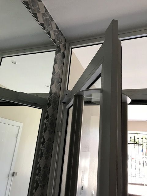 Coin supérieur d'une porte d'entrée d'immeuble