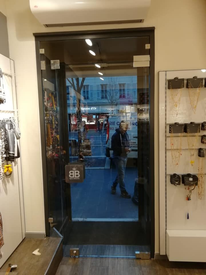 Porte d'entrée de l'intérieur d'un magasin Bijou Brigitte