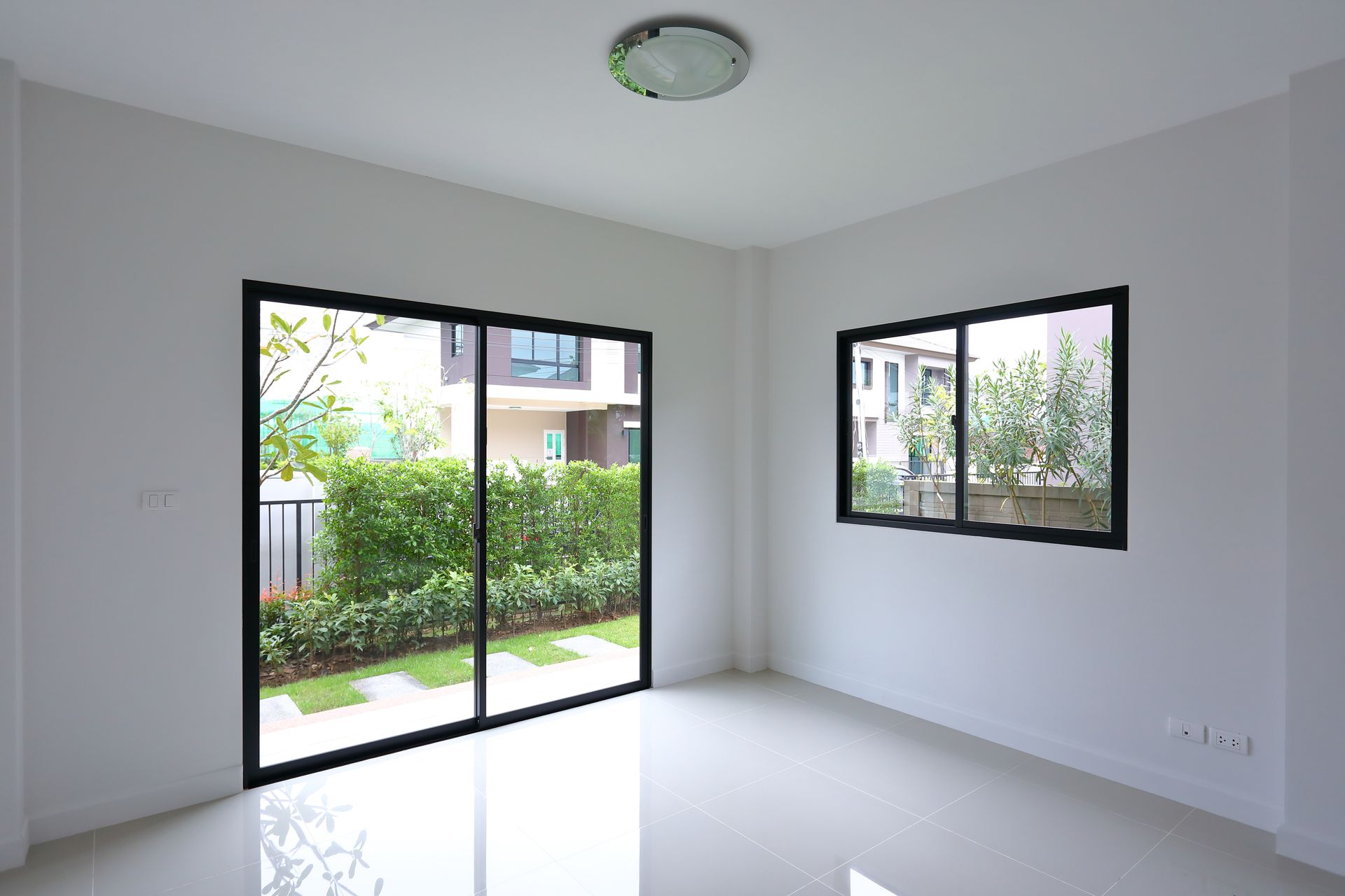 Baie vitrée et fenêtre d'une pièce vide