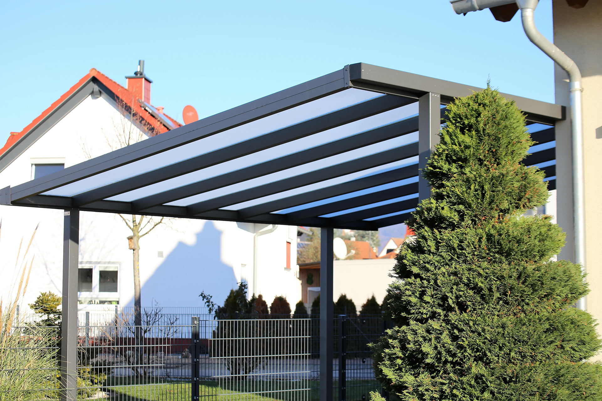 Carport dans un jardin