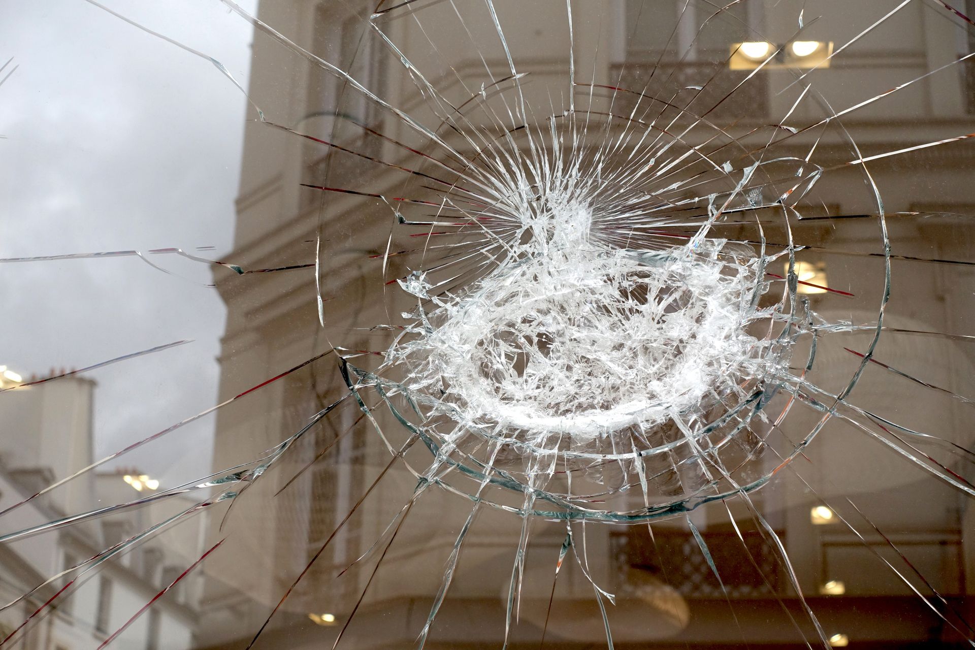 Gros éclat dans une vitre donnant vers l'extérieur