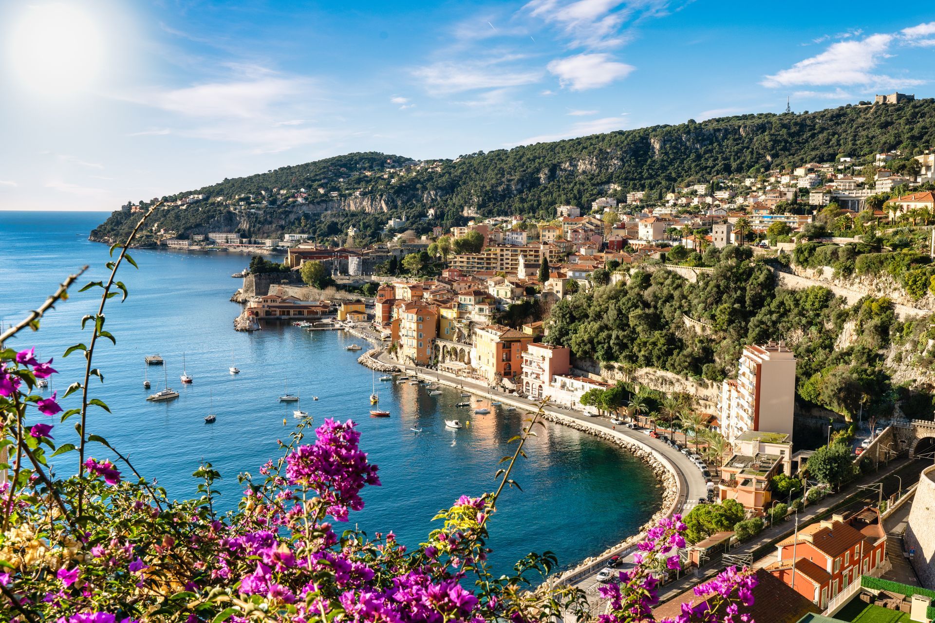 Vue aérienne de la ville de Villefranche-sur-Mer au pied des collines, au bord de la mer