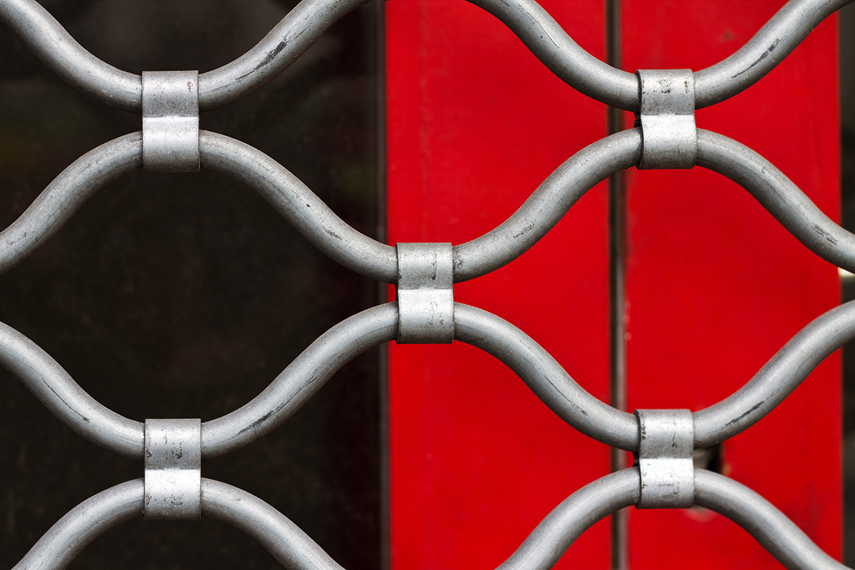 Gros plan sur un rideau métallique