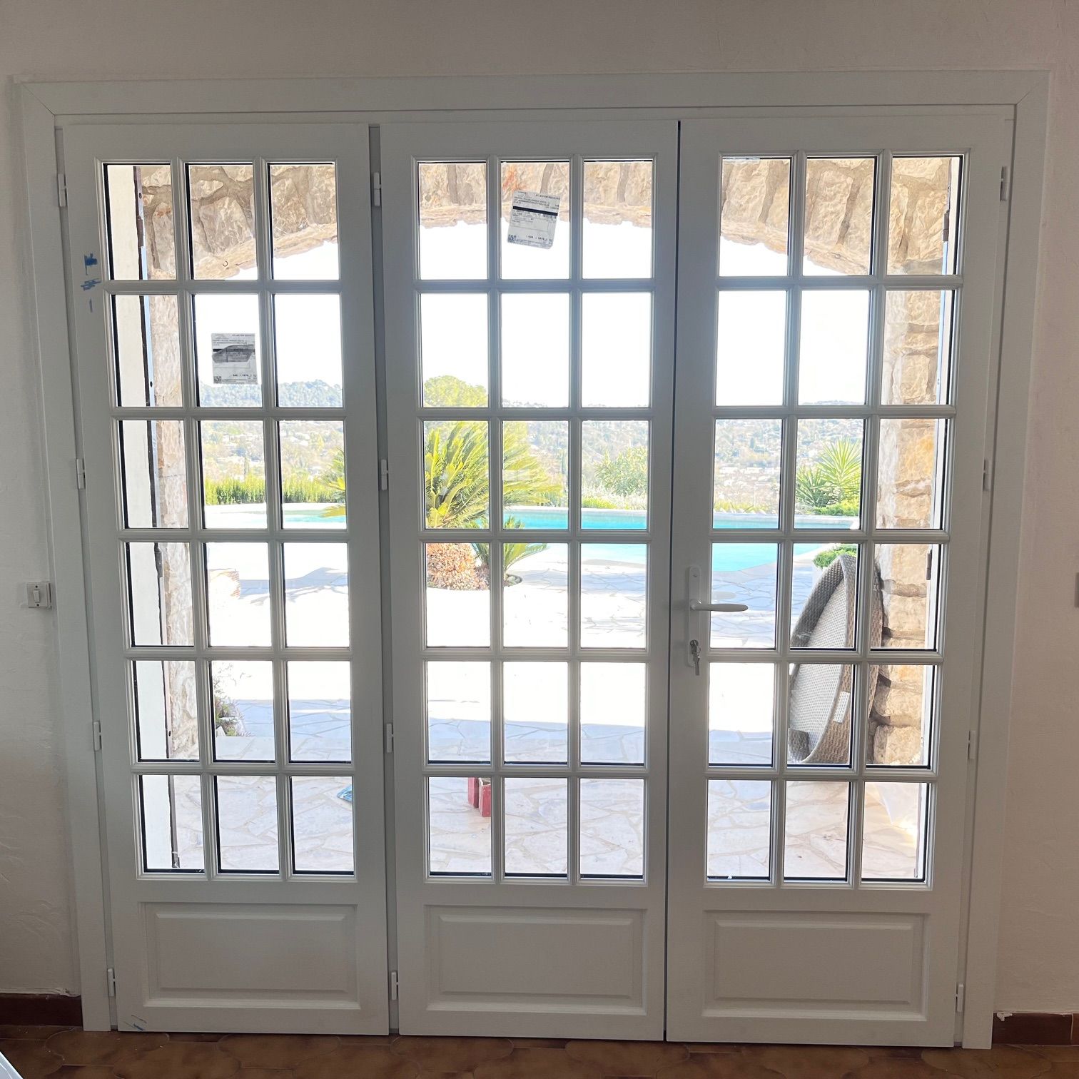 Trois grande portes fenêtres à petites vitres