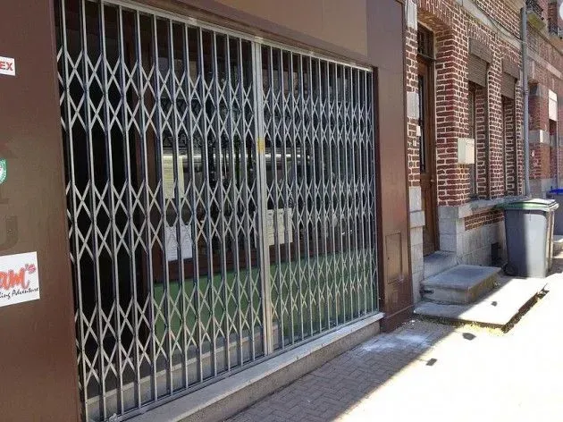 Grille fermée d'un établissement dans une rue