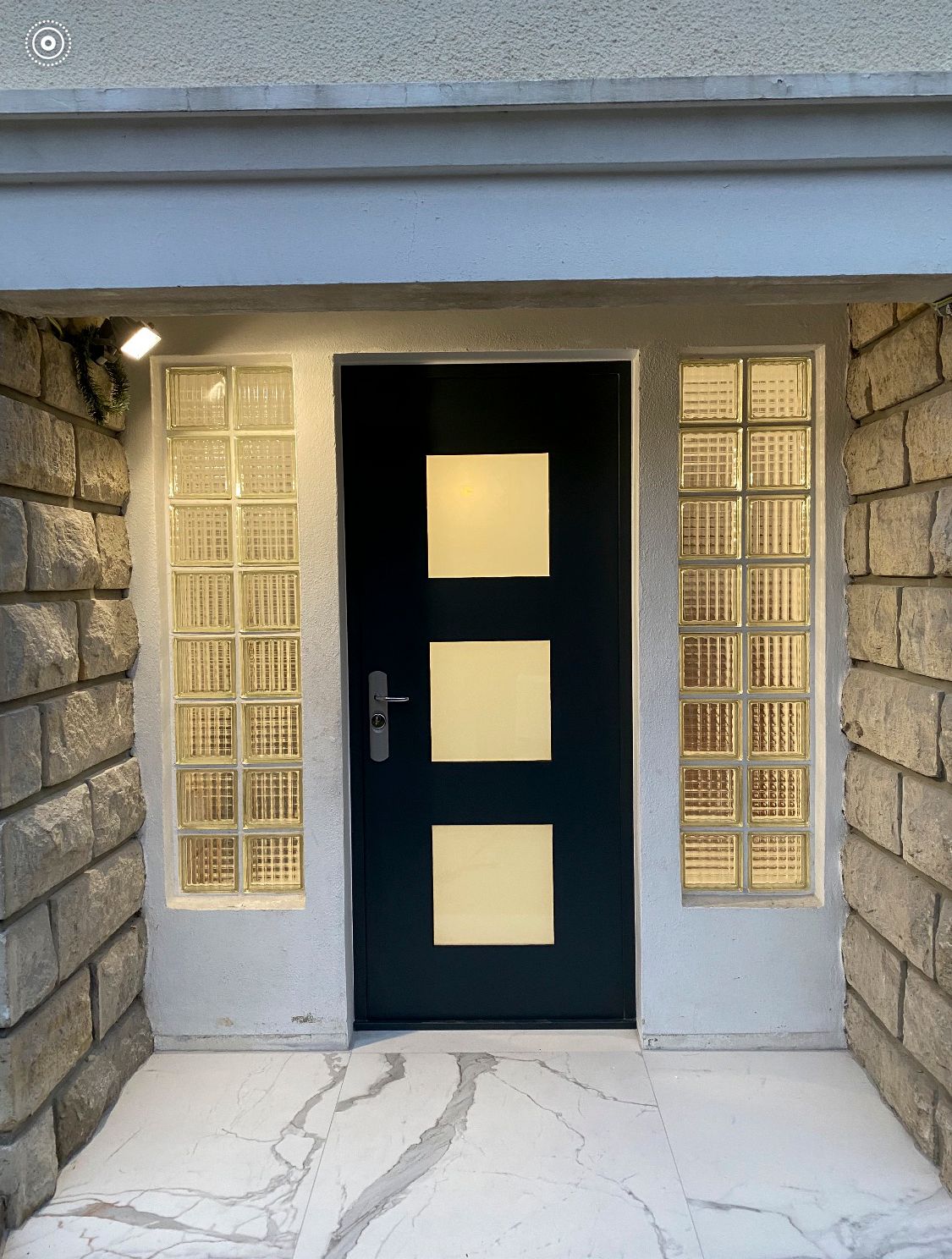 Porte blindée fermé de couleur noir d'une habitation