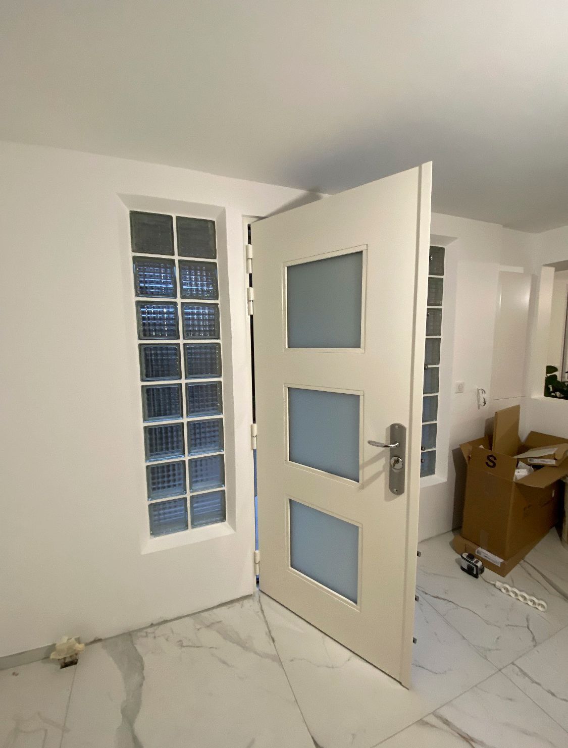 Porte blindée blanche ouverte de l'intérieur