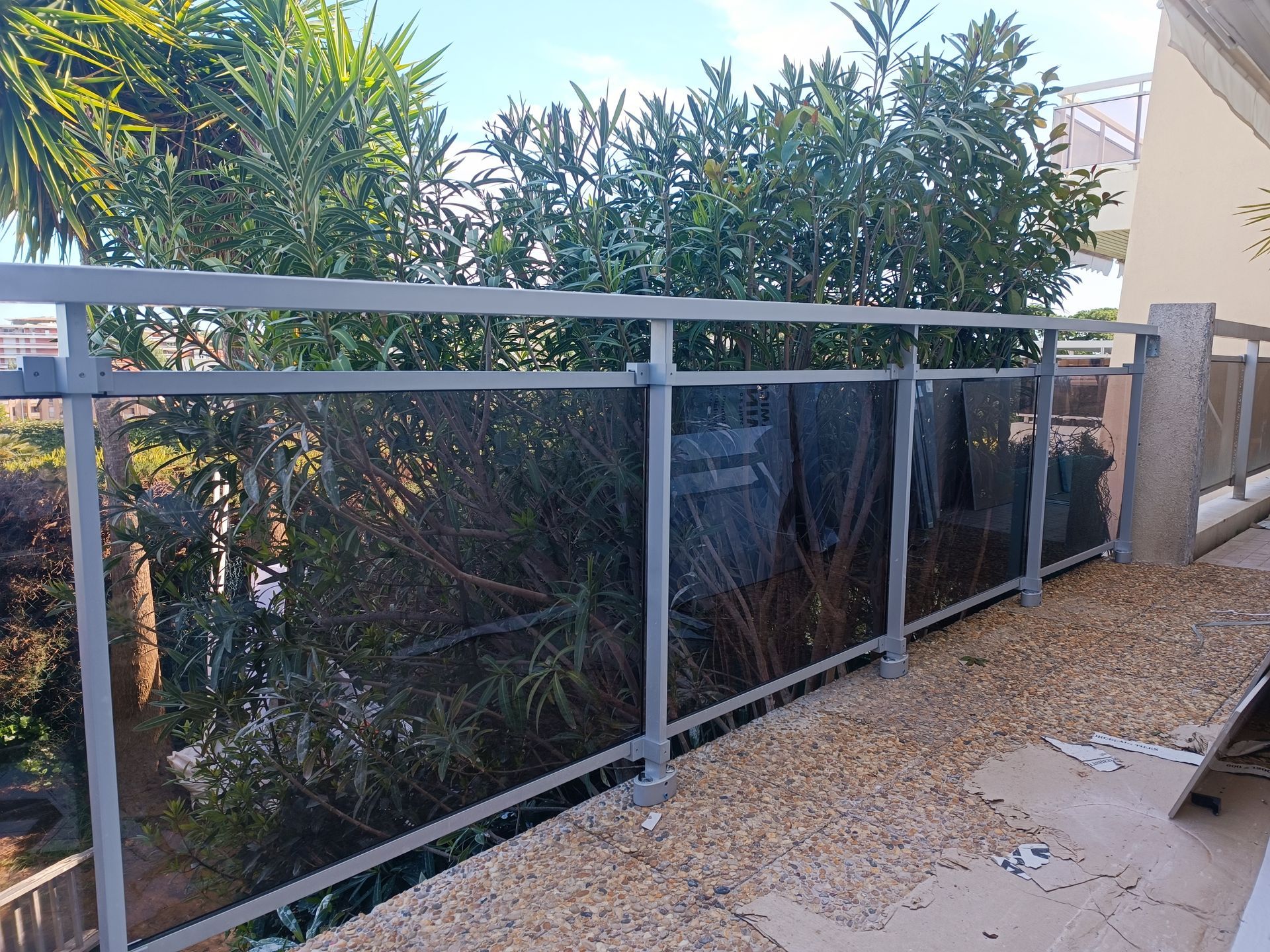 Verre sur un grand garde-corps