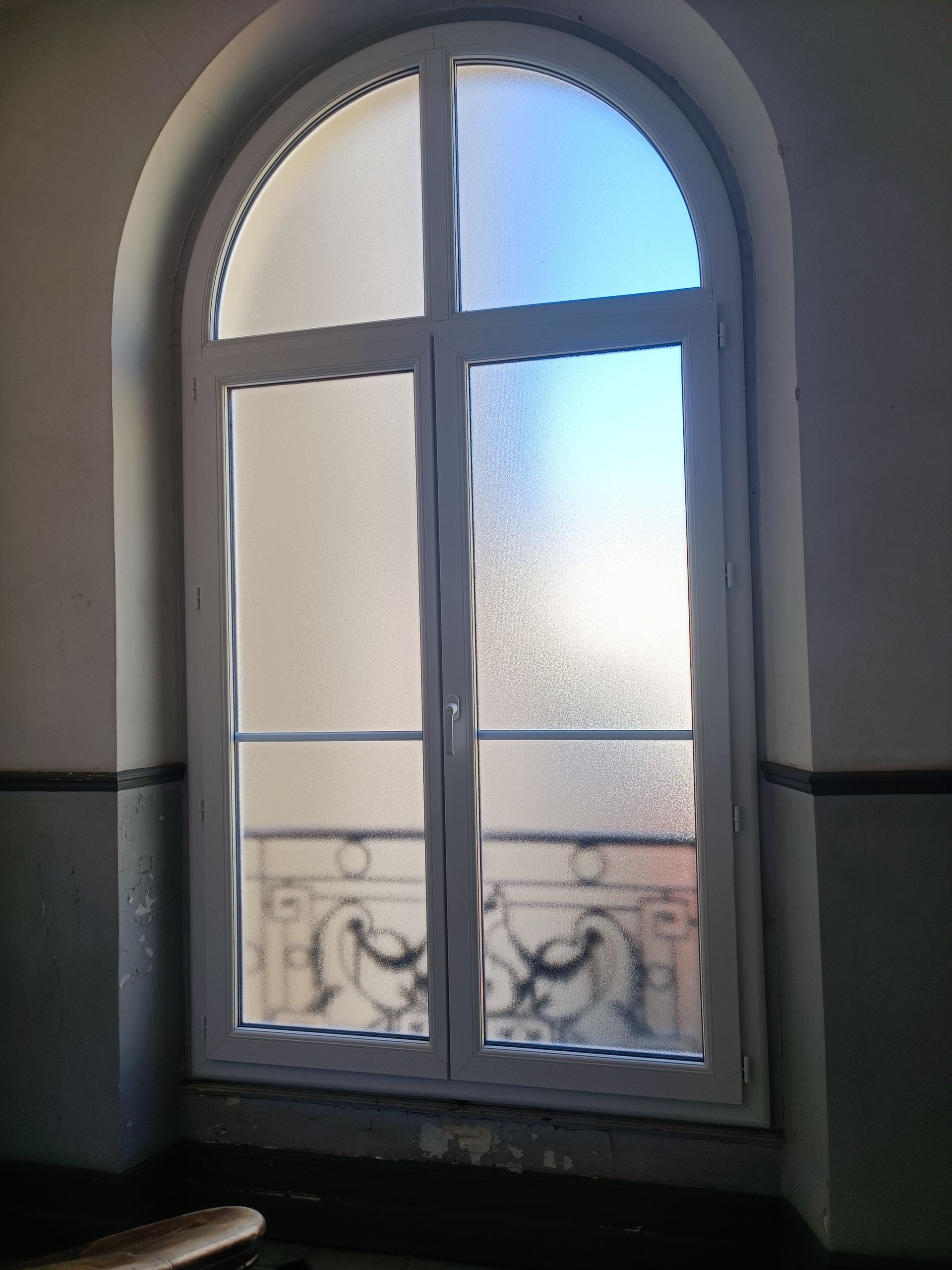 Fenêtre fermée dans une cage d'escaleir