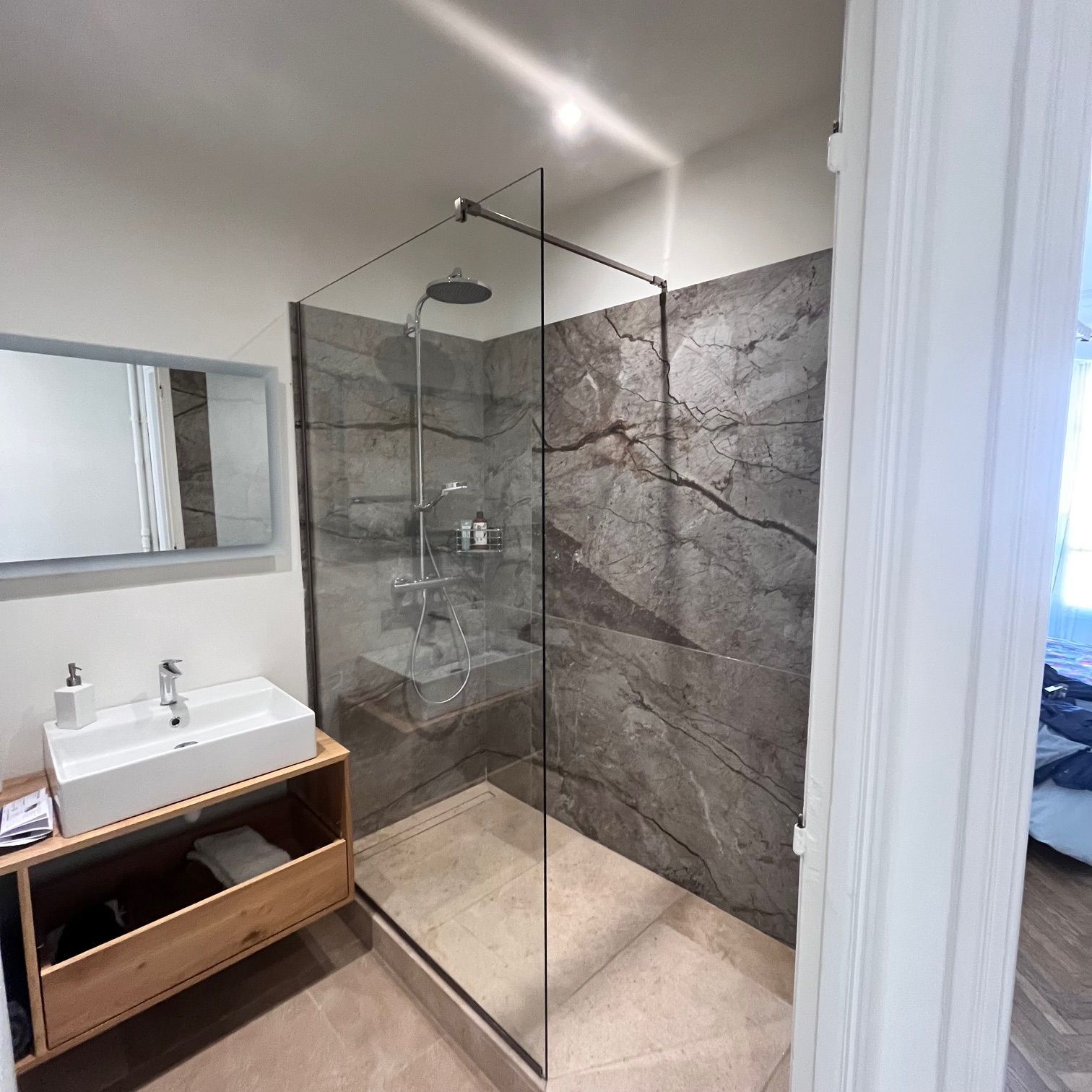 Vitre d'une cabine de douche à proximité d'un lavabo