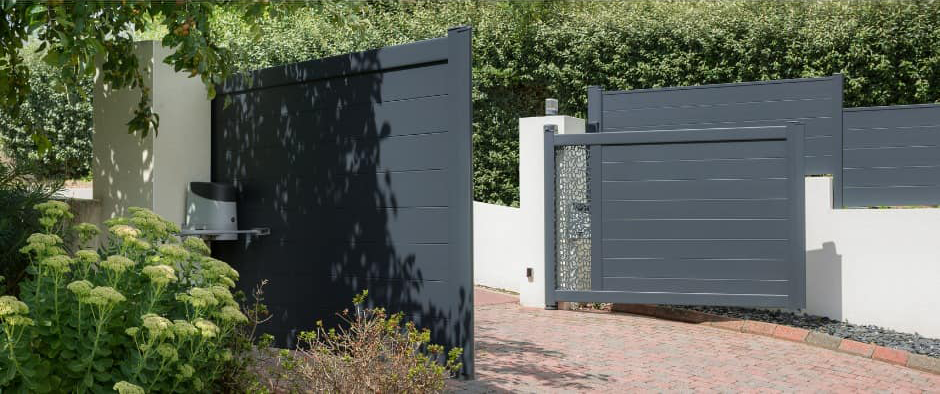 Un portail automatique noir anthracite ouvert