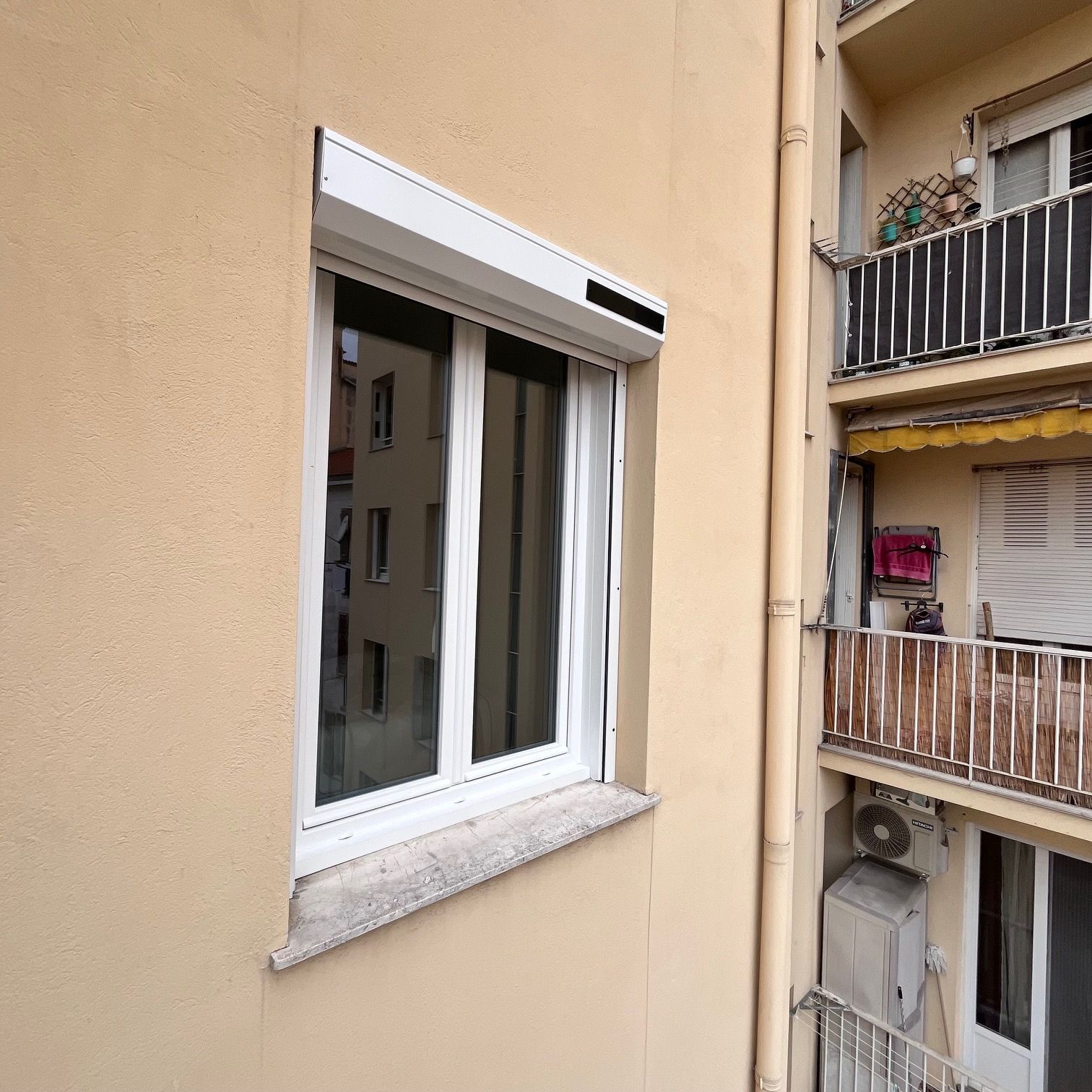 Fenêtre fermé d'un immeuble côté extérieur