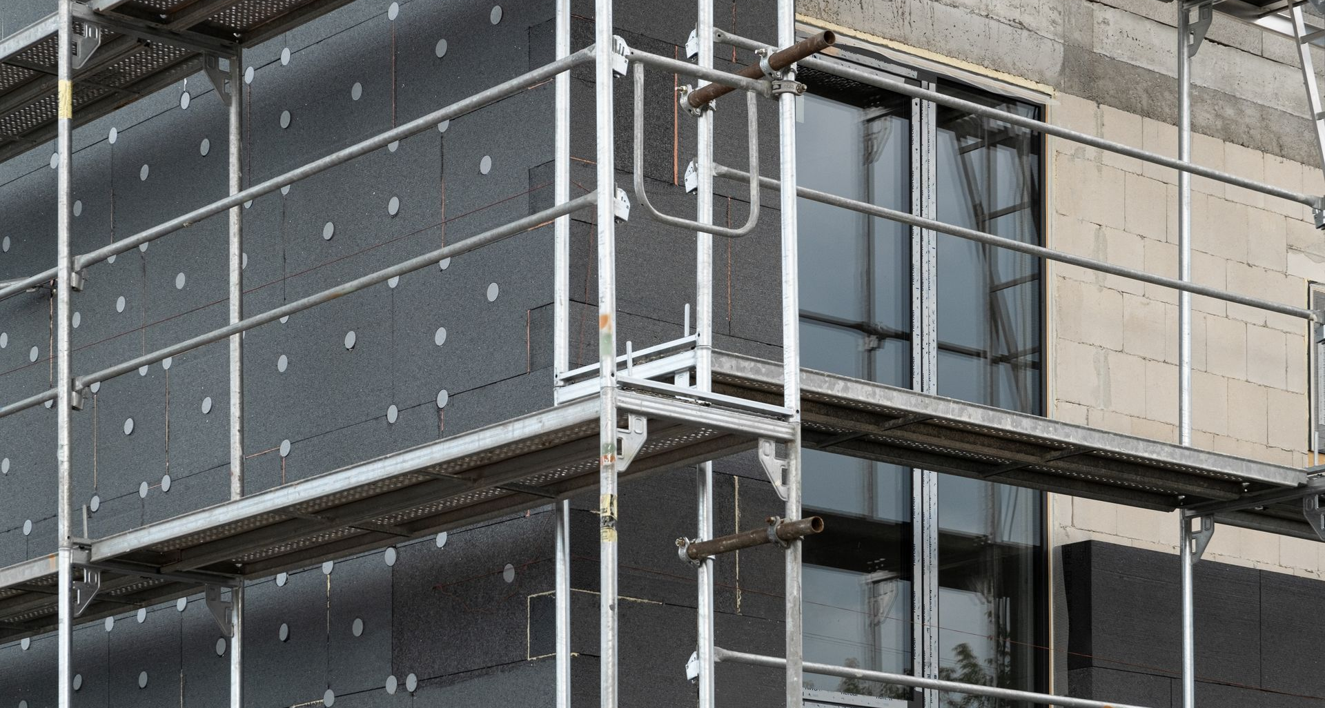 Un échafaudage monté devant un mur d'habitation