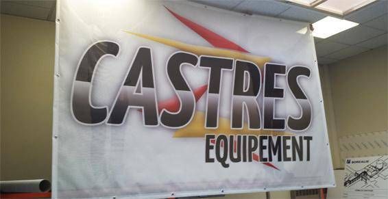 Banderole CASTRES Equipment aux lettres noires et rouges en gras, suspendue à l’intérieur