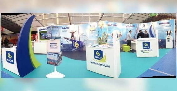 Stand de salon professionnel pour Crelia de Viaggio, avec des présentoirs bleu et blanc.
