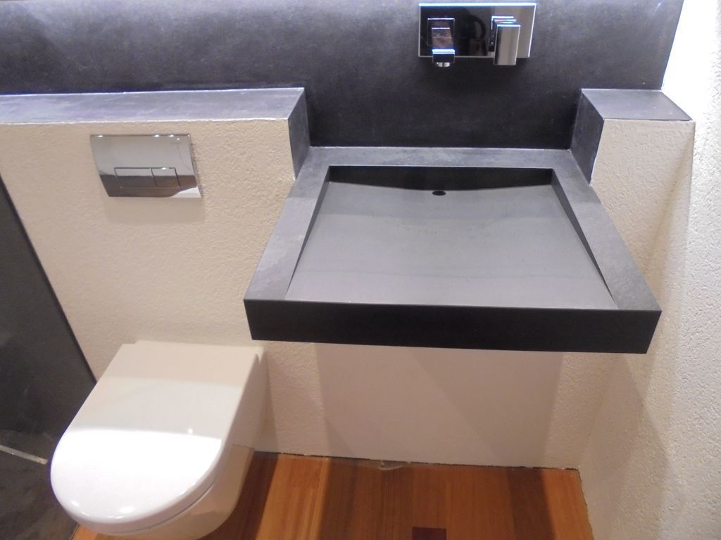 Modernes Wascbecken und WC - F. Tonet GmbH