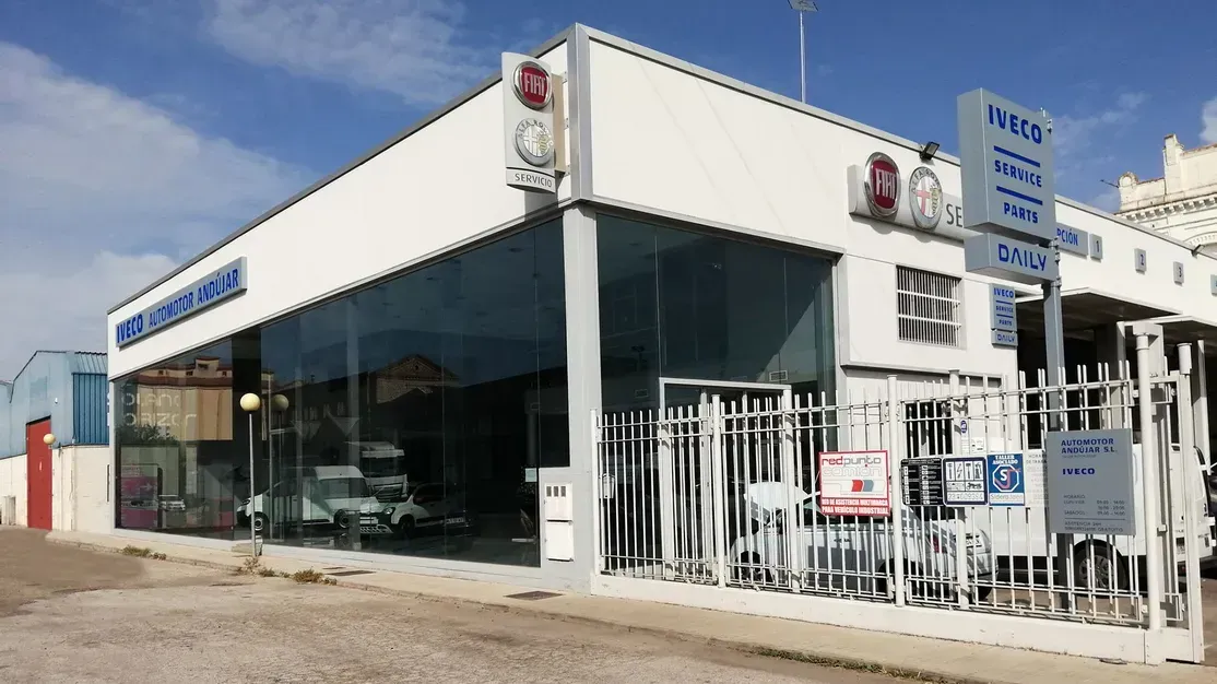 Vehículos nuevos expuestos en el punto de venta de Automotor Andújar