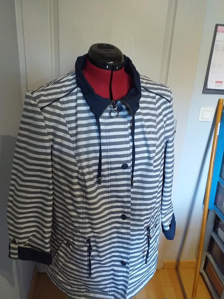 Couture et retouche sur manteau rayé