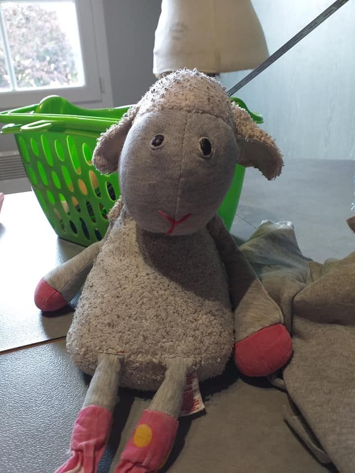 Réparation de doudou mouton gris