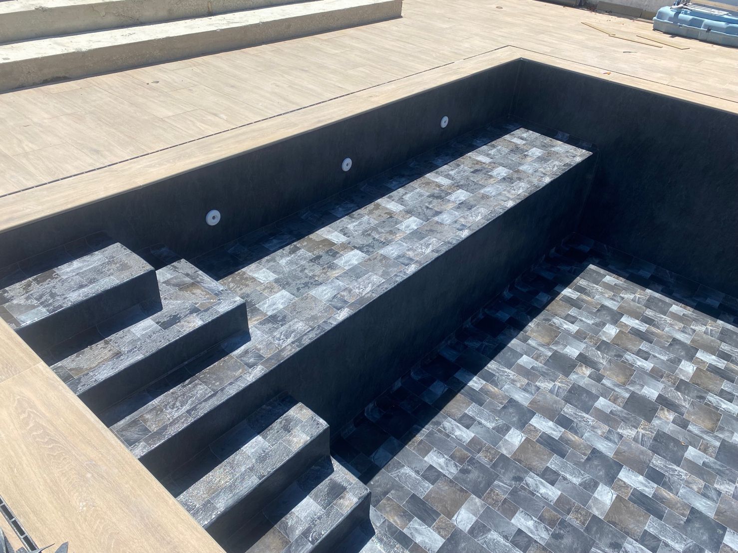 Rénovation professionnelle du sol de piscine