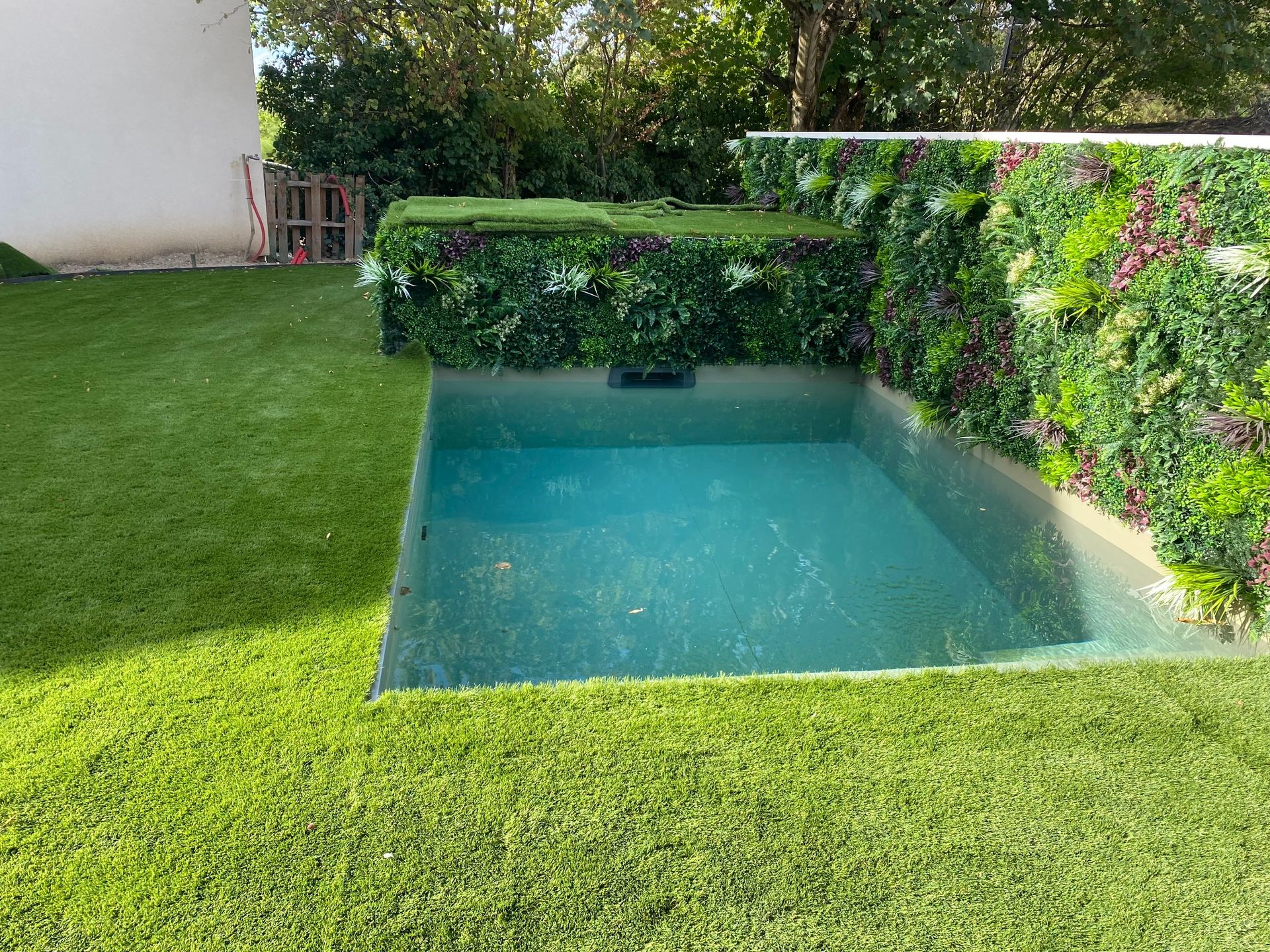 Une piscine réalisée sur mesure dans un jardin particulier