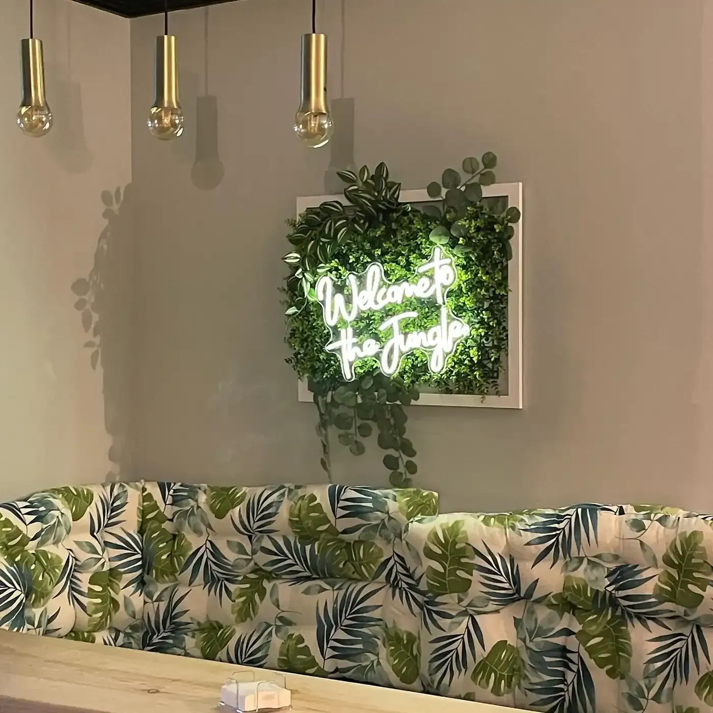 Mesa de barbacoa coreana con ventilación de acero inoxidable, botellas de alcohol y condimentos.