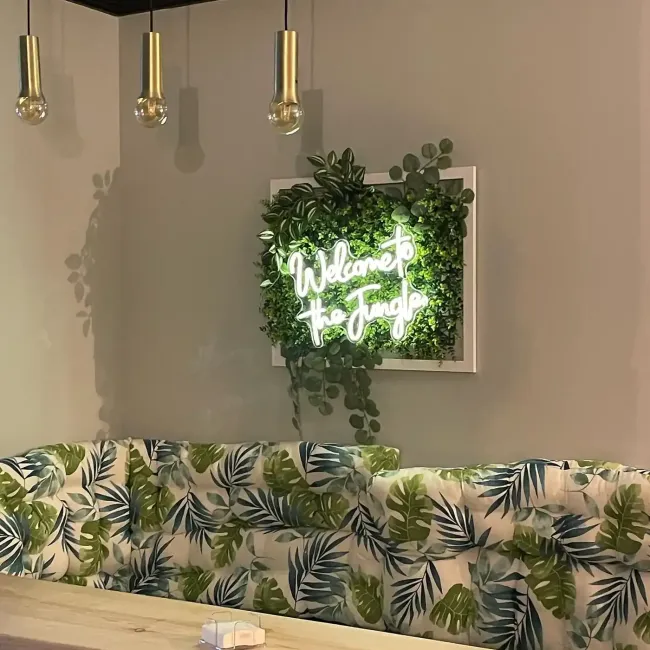Mesa de barbacoa coreana con ventilación de acero inoxidable, botellas de alcohol y condimentos.