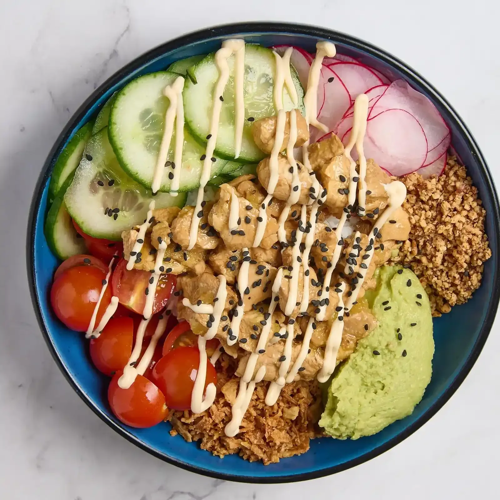 Hombre abre maletín con una hamburguesa, dinero en efectivo y alcohol debajo de un letrero de neón que dice