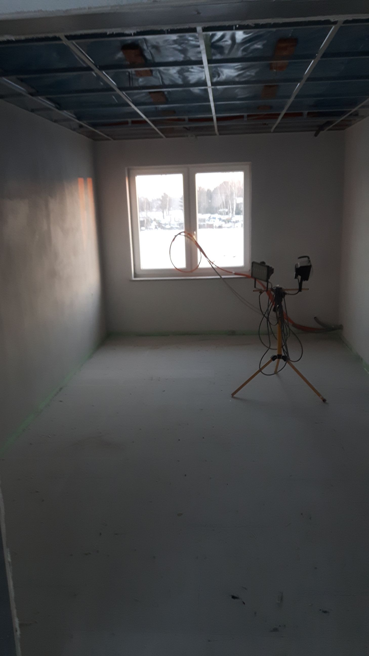 Montage der Deckenunterkonstruktion aus Metallschienen in einem Rohbau.